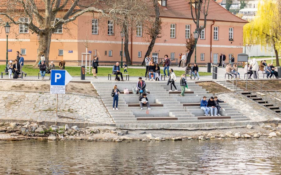 捷克布拉格伏爾塔瓦河畔的親水階梯